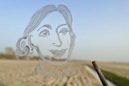 Jonge makers brengen verhalen tot leven op de ramen van De Trambaan