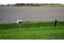 Twee motoren vliegen van Westfriesedijk bij Kolhorn