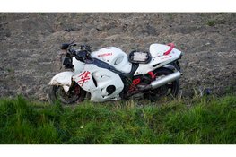 Twee motoren vliegen van Westfriesedijk bij Kolhorn