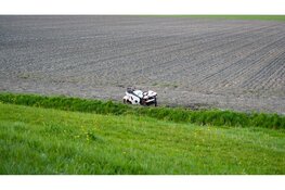 Twee motoren vliegen van Westfriesedijk bij Kolhorn