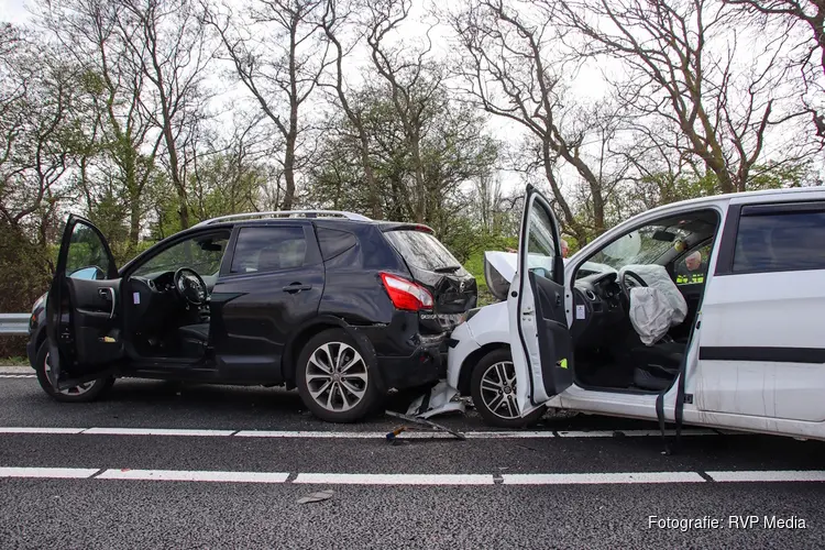 Kop-staartbotsing met twee voertuigen op N99 bij Breezand