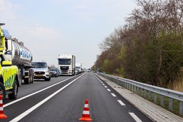 Kop-staartbotsing met twee voertuigen op N99 bij Breezand