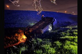 Auto over de kop bij ongeluk Middenmeer, bestuurder gevlucht, politiehelikopter ingezet