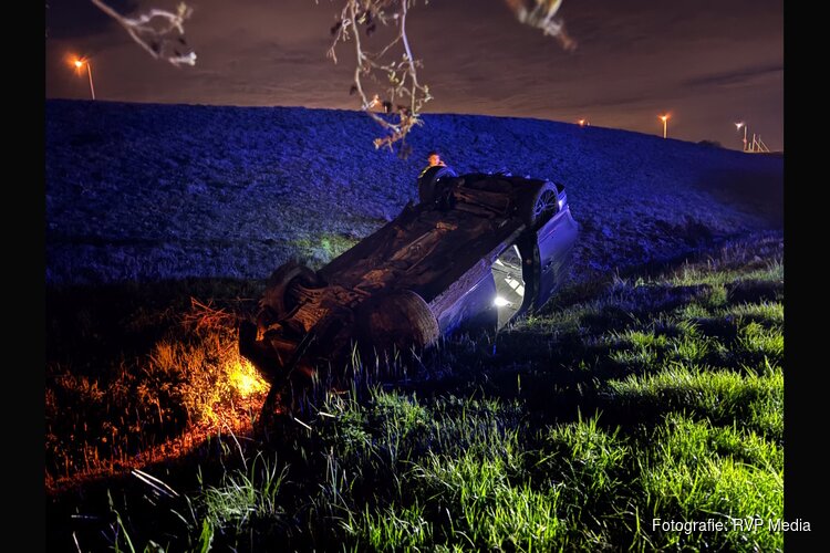 Auto over de kop bij ongeluk Middenmeer, bestuurder gevlucht, politiehelikopter ingezet