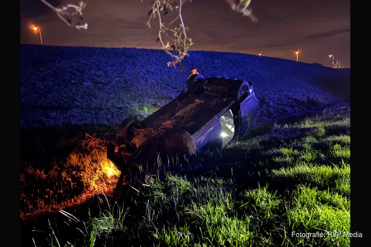 Auto over de kop bij ongeluk Middenmeer, bestuurder gevlucht, politiehelikopter ingezet