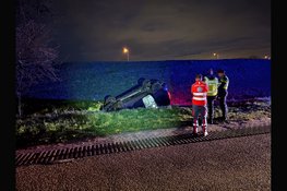 Auto over de kop bij ongeluk Middenmeer, bestuurder gevlucht, politiehelikopter ingezet