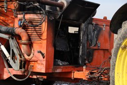 Haspel vliegt in brand op boerenakker in Wieringerwaard