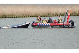 Boot begint te zinken midden op Amstelmeer