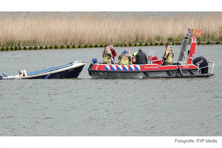 Boot begint te zinken midden op Amstelmeer