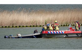 Boot begint te zinken midden op Amstelmeer