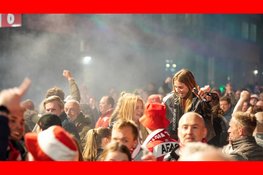 Duizenden supporters wachten spelersbus AZ op na bekerwinst