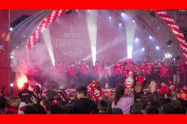 Uitzinnige menigte op de been bij huldiging van bekerwinnaar AZ