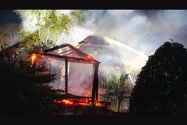 Woning met rieten kap beschadigd na brand in schuur