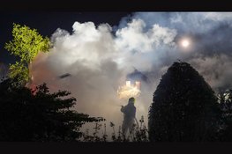 Woning met rieten kap beschadigd na brand in schuur