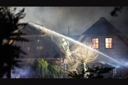 Woning met rieten kap beschadigd na brand in schuur