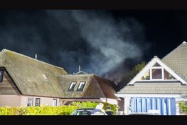 Woning met rieten kap beschadigd na brand in schuur