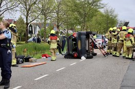 Auto op z’n kant bij aanrijding in Anna Paulowna