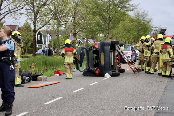 Auto op z’n kant bij aanrijding in Anna Paulowna