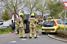 Auto op z’n kant bij aanrijding in Anna Paulowna