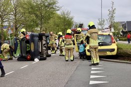 Auto op z’n kant bij aanrijding in Anna Paulowna