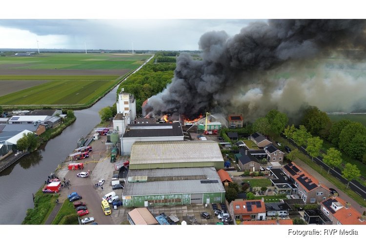 Grote uitslaande brand in Slootdorp zorgt voor flinke rookontwikkeling