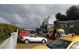 Grote uitslaande brand in Slootdorp zorgt voor flinke rookontwikkeling