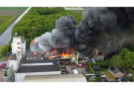 Grote uitslaande brand in Slootdorp zorgt voor flinke rookontwikkeling