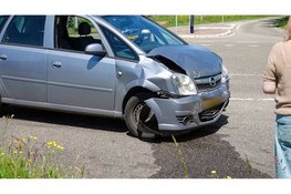 Twee auto's fors beschadigd bij aanrijding in Nieuwe Niedorp