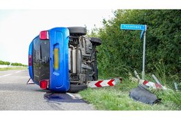 Auto op z'n kant na eenzijdig ongeval in Middenmeer