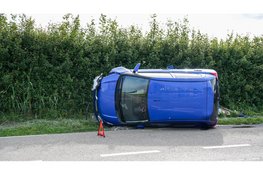 Auto op z'n kant na eenzijdig ongeval in Middenmeer