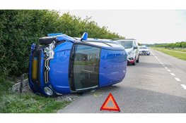 Auto op z'n kant na eenzijdig ongeval in Middenmeer