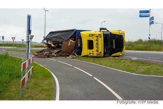 Vrachtwagen vol hout gekanteld op rotonde N239 bij Winkel