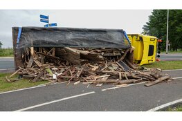Vrachtwagen vol hout gekanteld op rotonde N239 bij Winkel