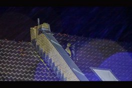 Bliksem slaat in op dak van woning Breezand, meerdere ontruimingen