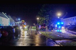 Bliksem slaat in op dak van woning Breezand, meerdere ontruimingen