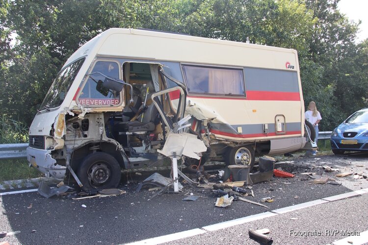 Man valt in slaap en botst tegen camper en personenauto