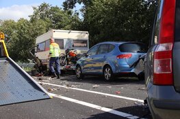 Man valt in slaap en botst tegen camper en personenauto