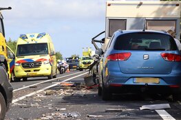 Man valt in slaap en botst tegen camper en personenauto