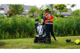 Omstanders redden man met scootmobiel uit sloot in Middenmeer