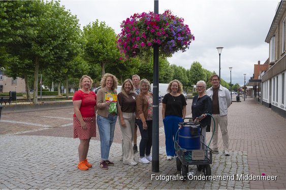 Bloeiende Brugstraat Middenmeer