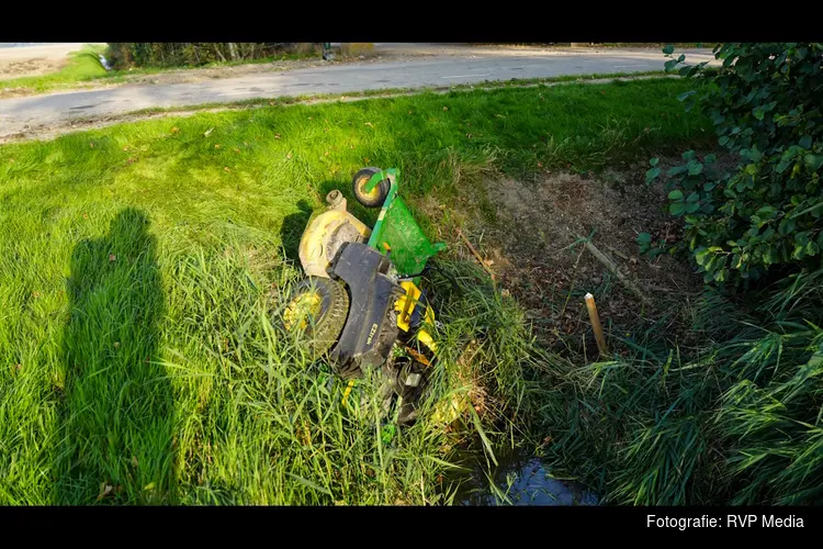 Vrouw belandt onder grasmaaier in sloot Wieringerwerf
