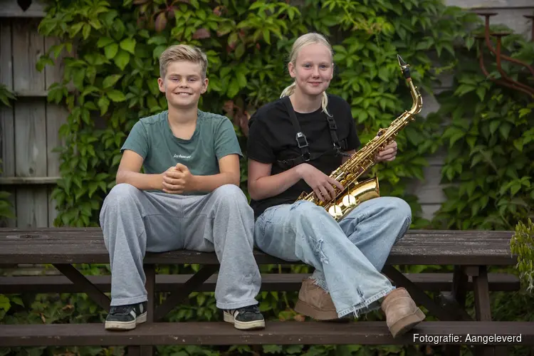 Brugklassers Saar en Meine samen op het podium tijdens DOT Event