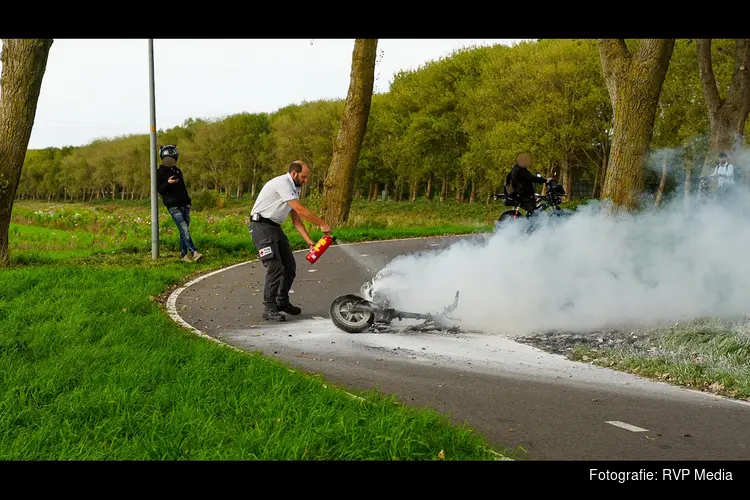Scooter vliegt in brand net na tankbeurt in Wieringerwerf