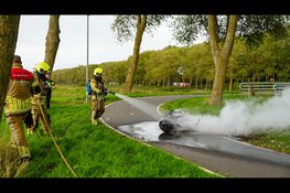 Scooter vliegt in brand net na tankbeurt in Wieringerwerf
