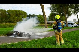 Scooter vliegt in brand net na tankbeurt in Wieringerwerf