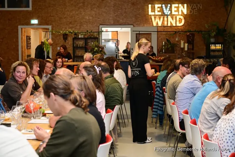 Voedselmakers en politici aan tafel tijdens Noord-Hollands Streekdiner