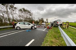 N99 afgesloten na frontale botsing: auto op vangrail, bestuurder bekneld