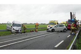 N99 afgesloten na frontale botsing: auto op vangrail, bestuurder bekneld