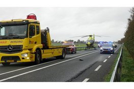 N99 afgesloten na frontale botsing: auto op vangrail, bestuurder bekneld
