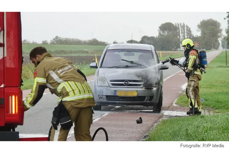 Auto vat vlam tijdens rijden aan Balgweg in Breezand, erger voorkomen door omwonenden